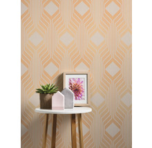 Tapete mit geometrischem Muster auf einer Zimmerwand, mit Tisch, Pflanze und Bild