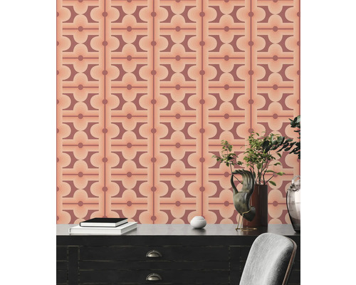 Tapete mit geometrischem Muster an einer Wohnzimmerwand