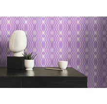 Nahaufnahme einer Wand mit geometrischer Tapete, dekoriert mit einer Skulptur, einer Pflanze und einer Tasse auf einem Tisch