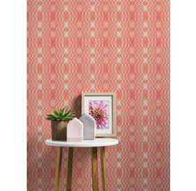 Dekorative Tapete mit geometrischem Muster auf einer Wand