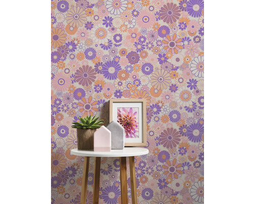 Raumansicht mit Blumentapete im Retro-Stil, Tisch und Dekorationsgegenständen.