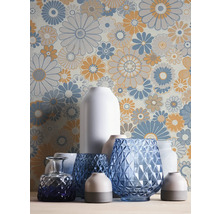 Dekorative Vasen vor einer Wand mit Blumenmuster