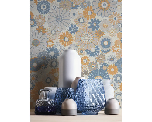 Vases décoratifs devant un mur à motifs floraux