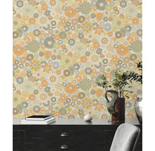 Tapete mit Blumenmuster im Retro-Stil an einer Wand