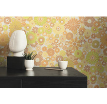 Zimmer mit Retro-Blumentapete, Kopfskulptur und Pflanze