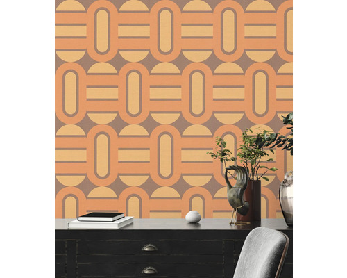 Zimmer mit Retro-Tapete mit geometrischen Formen in Braun- und Beigetönen.