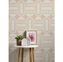 Scène avec papier peint géométrique, table, plante, maisons et photo