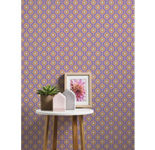 Lila Retro-Tapete mit geometrischem Muster auf einer Wand
