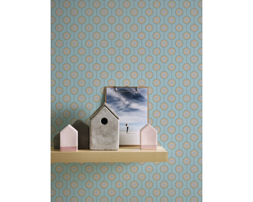 Zimmer mit Retro-Tapete, Regal und Dekorationsartikeln