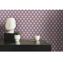 Nahaufnahme einer Wand mit Retro Tapete in Lila und Braun, mit Tisch, Dekoration und Pflanze
