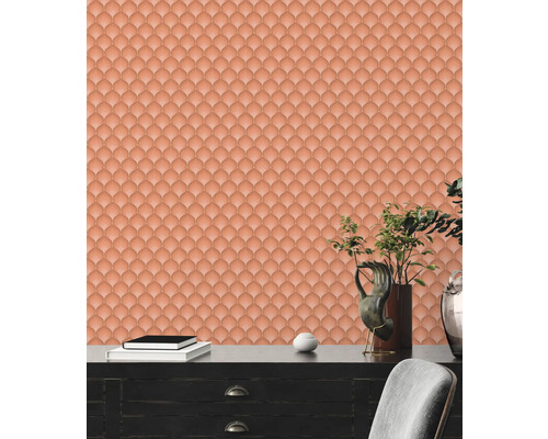 Zimmeransicht mit gemusterter Tapete in Fischschuppenoptik hinter Kommode