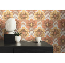 Scène avec papier peint à motifs floraux dans une pièce.