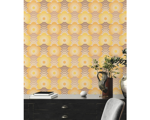 Tapete mit Blumenmuster in Gelb und Braun