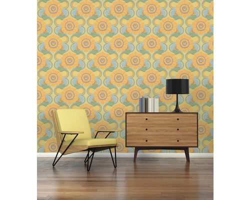 Raumgestaltung mit gemusterter Tapete, Sessel und Kommode