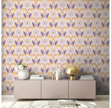 Dekoratives Zimmer mit floral gemusterter Tapete