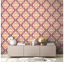 Raumansicht mit gemusterter Tapete und modernem Sideboard