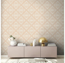 Zimmer mit geometrischer Tapete, Kommode und Dekorationsartikeln
