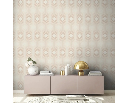 Wohnraum mit gemusterter Tapete, Kommode und Dekoration