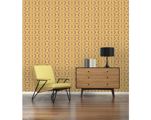 Dekoratives Interieur mit Sessel, Kommode und gemusterter Tapete