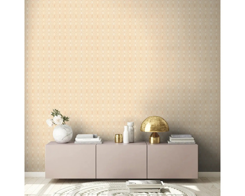 Wohnzimmer mit gemusterter Tapete und Sideboard