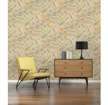 Retro Wohnzimmer mit Blumentapete, Sessel, Kommode und Lampe