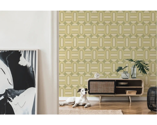 Papier peint à motifs dans un salon avec parquet et un chien