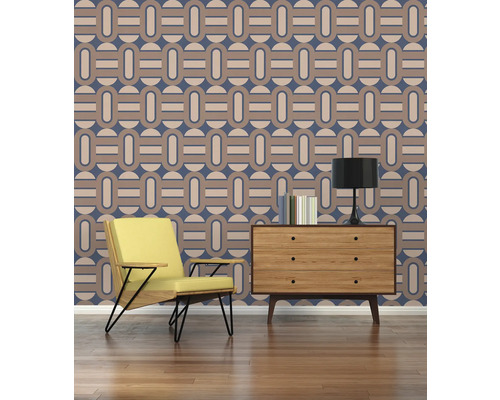 Pièce avec papier peint rétro, fauteuil et commode