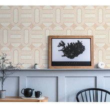 Espace de vie avec un mur orné de papier peint géométrique et d''un poster encadré de l''Islande.