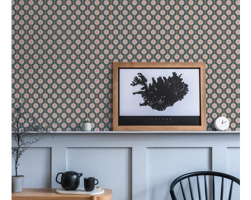 Pièce avec papier peint à motifs, une image de l''Islande et des décorations.