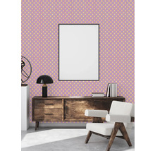 Raumgestaltung mit gemusterter Tapete, Sideboard, Sessel und Dekoration