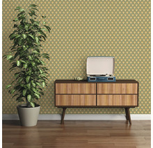 Dekorative Tapete mit Art-Déco-Muster, Kommode, Pflanze und Schallplattenspieler im Innenraum.