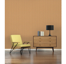 Wohnzimmer mit gemusterter Tapete, Sessel und Holzkommode