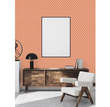 Wohnzimmer mit gemusterter Tapete, Kommode und Sessel