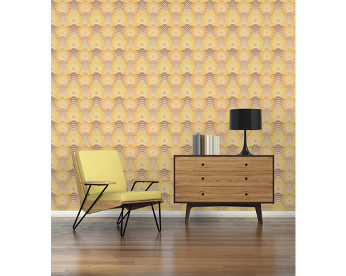 Interieuransicht mit Sessel, Kommode, Lampe und gemusterter Tapete