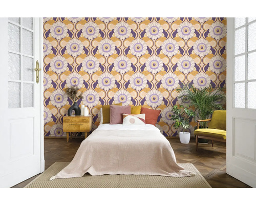 Schlafzimmer mit gemusterten Tapeten, Bett, Nachttisch und Zimmerpflanze