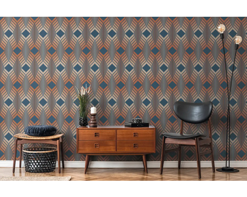 Salon avec papier peint rétro, commode et sièges.