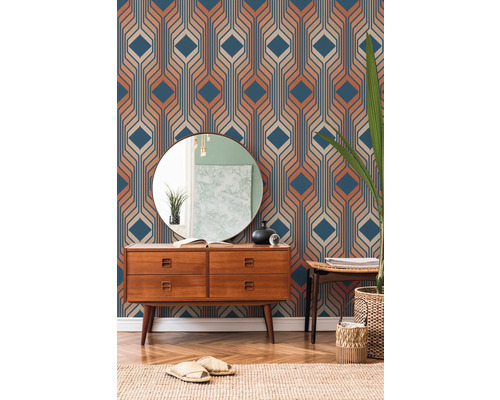 Scène avec papier peint géométrique, commode, miroir et décorations