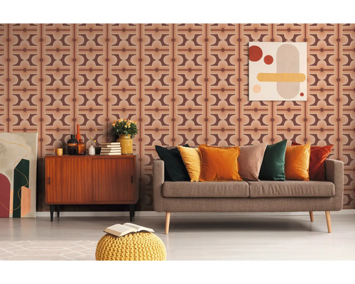 Wohnzimmer mit brauner Retro-Tapete, Sofa und Kommode