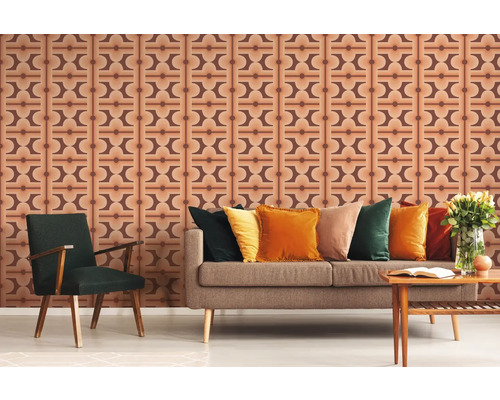 Wohnzimmer mit brauner Retro-Mustertapete, Sofa und Sessel