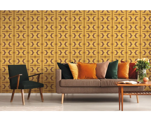 Wohnzimmer mit braun gemusterter Retro-Tapete, Sofa, Kissen, Sessel und Tisch