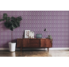Dekoratives Zimmer mit gemusterten Tapeten, Sideboard aus Holz und Zimmerpflanze in einem Topf.