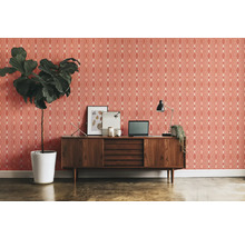Dekorative Wandgestaltung mit gemusterten Tapeten im Wohnzimmer