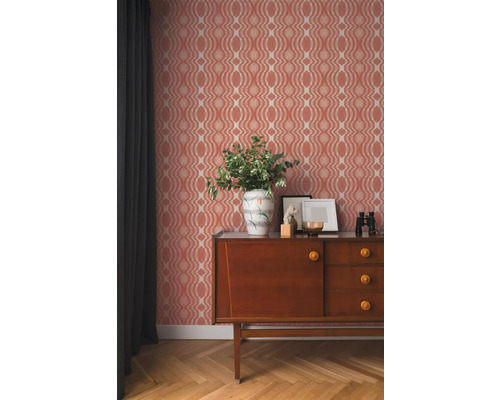 Salon décoratif avec papier peint à motifs, commode et rideau