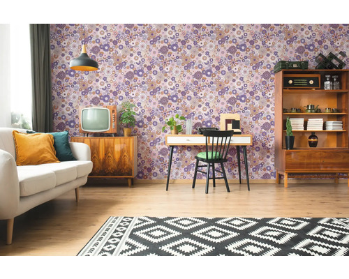 Wohnzimmer mit floral gemusterter Tapete, Sofa, Teppich und Möbeln im Retro-Stil.