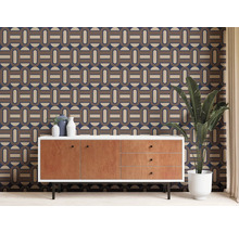 Raum mit Kommode, Zimmerpflanze und Retro-Tapete mit geometrischem Muster