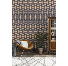 Wohnzimmer mit gemusterter Tapete, Sessel, Zimmerpflanze und Schrank