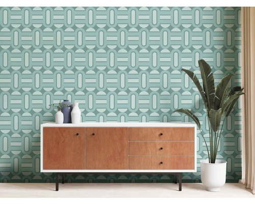 Zimmer mit gemusterten Tapeten, Kommode und Zimmerpflanze