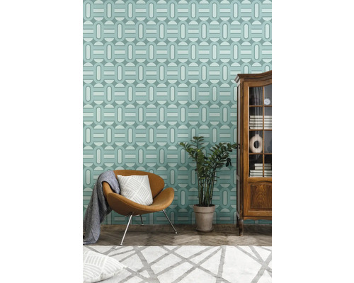 Zimmer mit Retro Tapete, Sessel, Zimmerpflanze, Teppich und Glasschrank