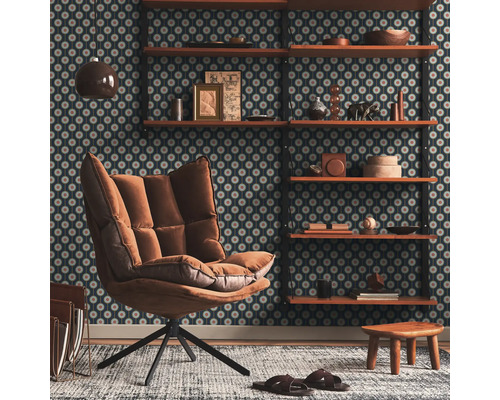 Salon avec fauteuil, étagère et papier peint à motifs