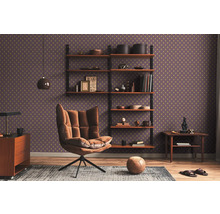 Wohnzimmer mit Sessel, Regal und gemusterter Tapete